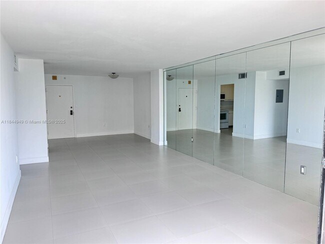 Building Photo - 1450 Brickell Bay Dr