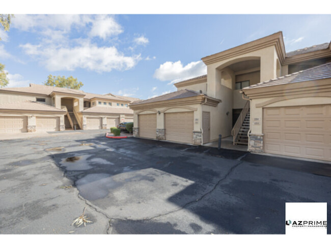 Building Photo - Live the Scottsdale Dream in this Stunning...