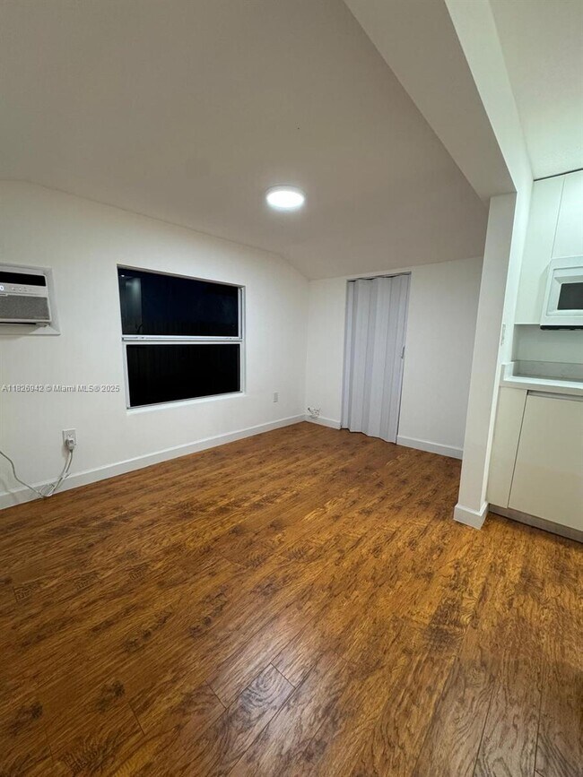 Foto del edificio - 10805 NW 10th Ave