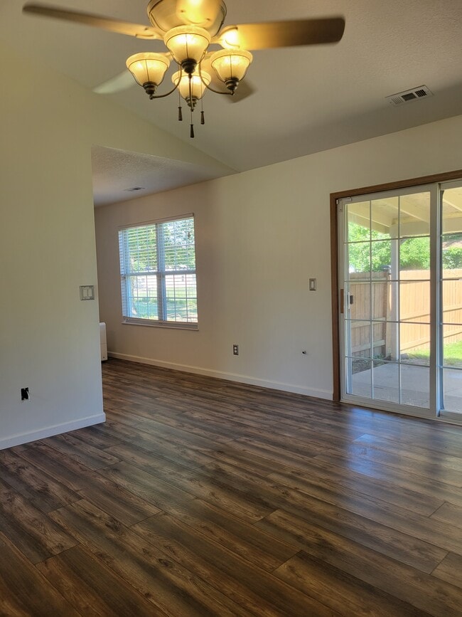 Building Photo - 950 Troy Ct