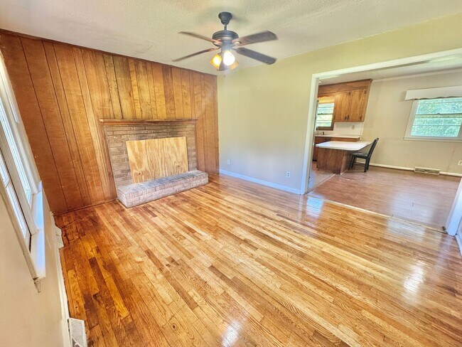 Building Photo - Rural Statesville - 3BR/1BA + Carport & Fu...