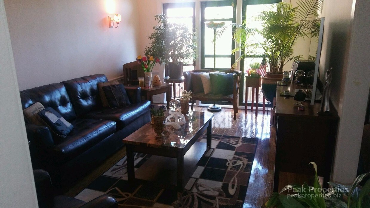 Foto principal - 5225 W Addison St