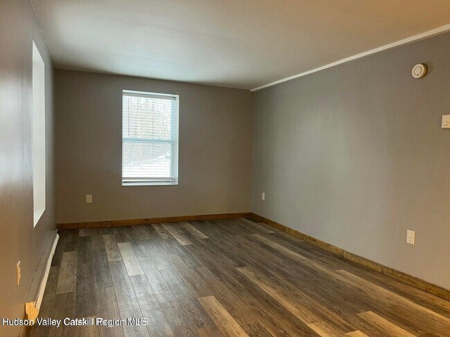 Foto del edificio - 143 Vedder Rd