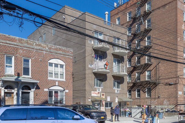 Building Photo - 13271 Maple Ave