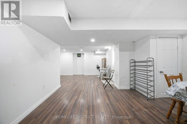 Building Photo - 579 Sheppard Ave
