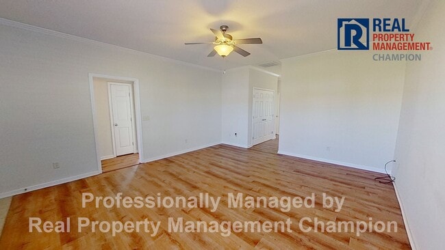 Building Photo - Charming 3 BD/2 BA Home w/Split Bedroom La...