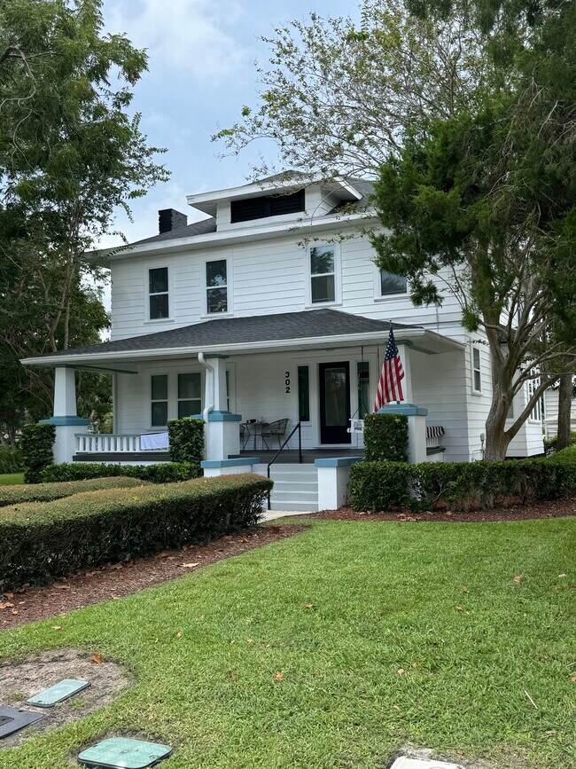 Building Photo - 302 Live Oak St