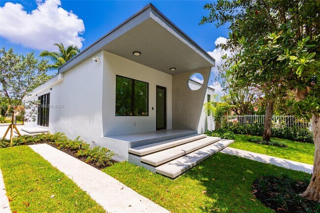 Building Photo - 180 SW 38th Ct