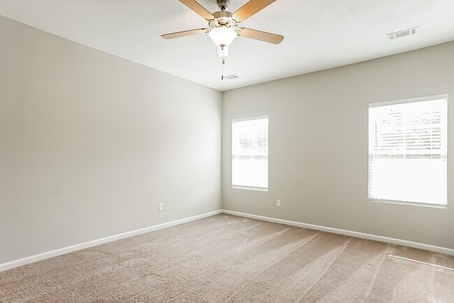 Foto del edificio - 1255 Oak Ln