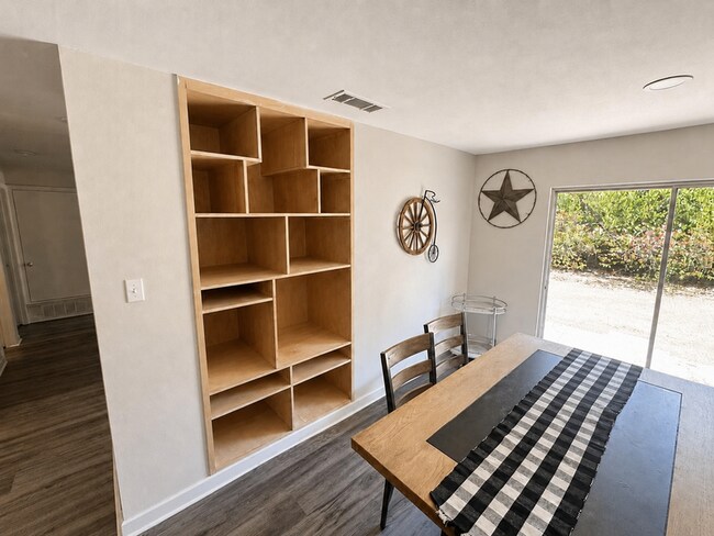 Foto del edificio - 1300 Timberlake Cir