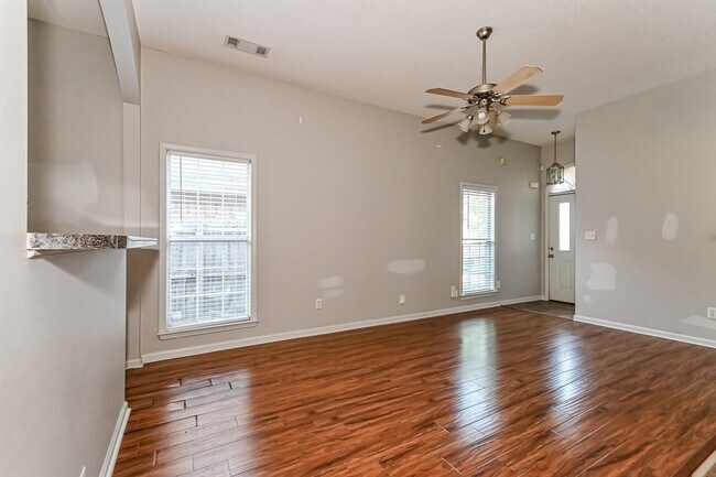 Foto del edificio - 6967 Parkbrook Ln