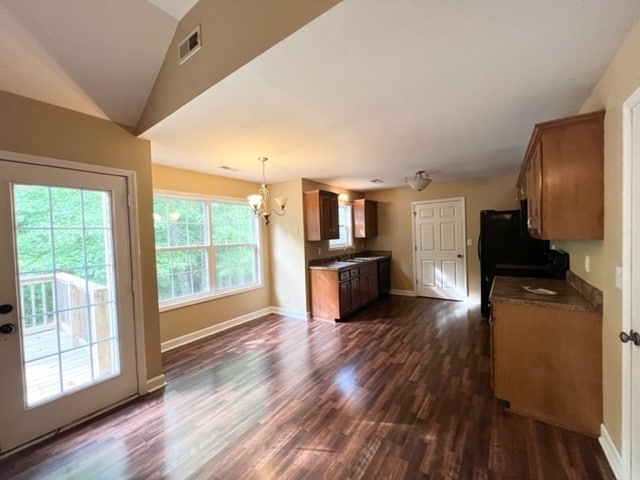 Building Photo - 552 Parkvue Village Way