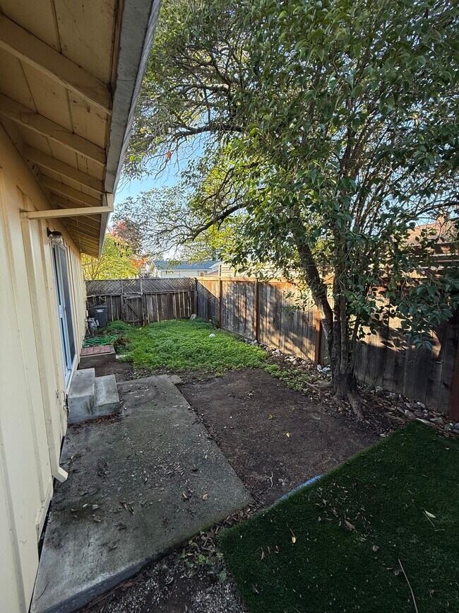 Building Photo - 1240 Martha Way
