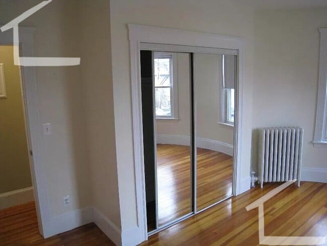 Building Photo - Spacious 3 bedroom