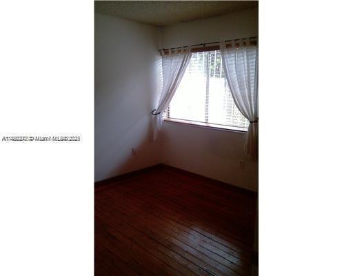 Foto del edificio - 8031 Lake Dr