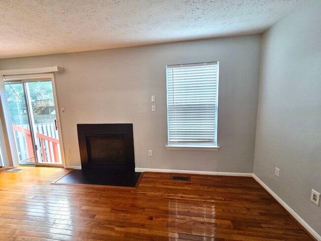 Building Photo - Spacious 4 BR/3.5 BA Townhome in Upper Mar...