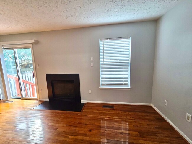 Foto del edificio - Spacious 4 BR/3.5 BA Townhome in Upper Mar...