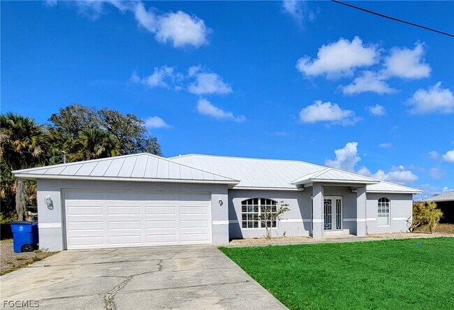 Building Photo - 718 Altair Ave