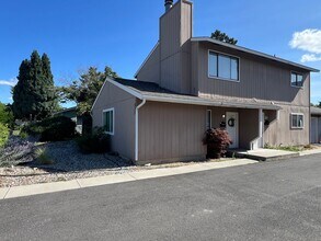 Building Photo - 909 Gellatly Ave