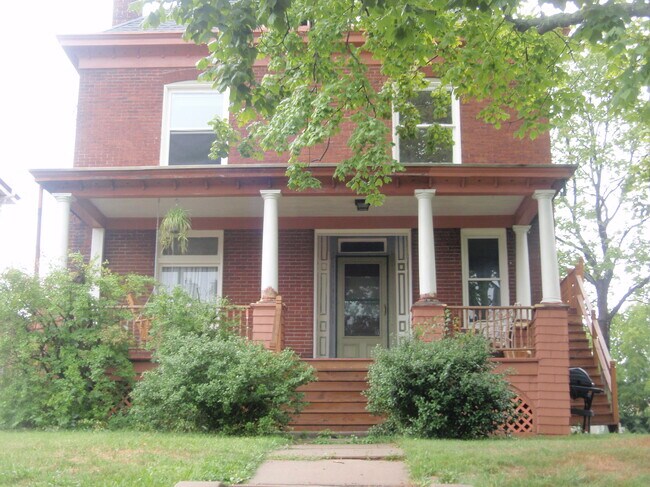 Victorian 3 bedroom apt - 310 W College St