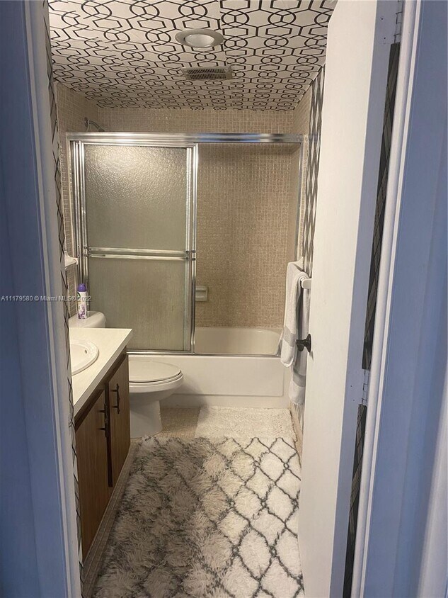 Building Photo - 4152 Inverrary Dr