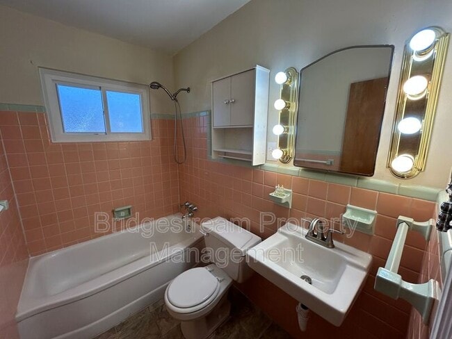Building Photo - 530 Mossoak Dr