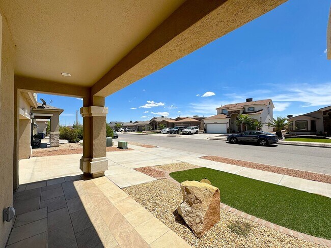 Foto del edificio - East El Paso 4 bed Refrig A/C with Solar!