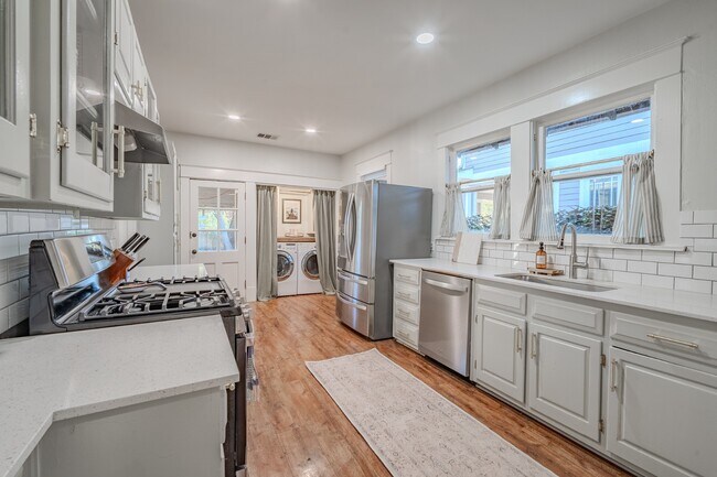 Foto del edificio - Updated Historically Charming Bungalow walking distance to Greenville Ave