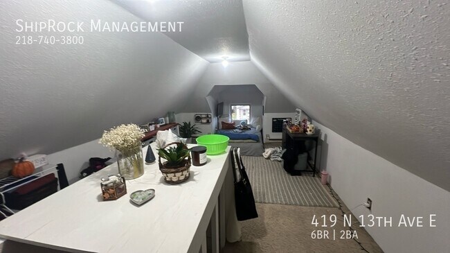 Foto del edificio - 419 N13th Ave E