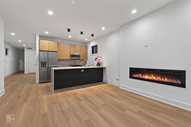 Building Photo - 2327 S Homan Ave