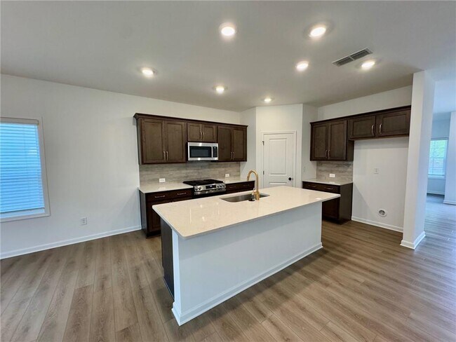 Foto del edificio - 5421 Hargrove Wy