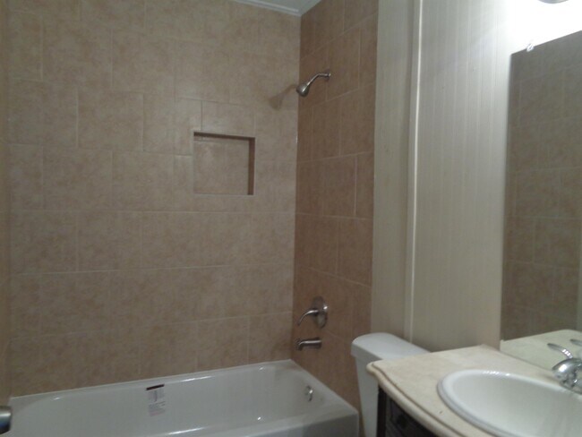 Building Photo - 324 Azalea St