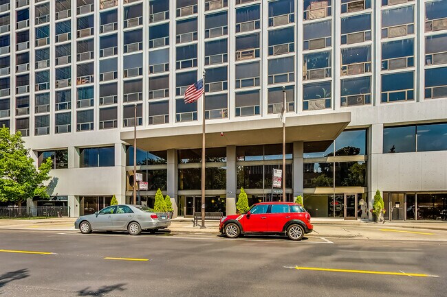 Building Photo - 4343 N Clarendon Ave