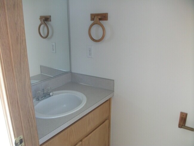 Foto del edificio - Spacious 3 Bedroom Home w/ Bonus Room & Do...