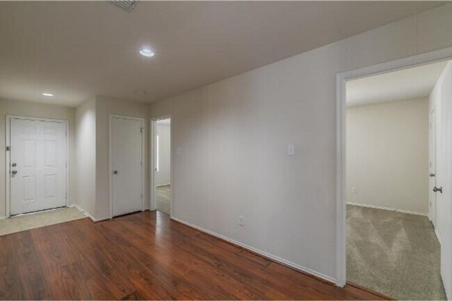 Foto del edificio - 833 Santa Rosa Dr