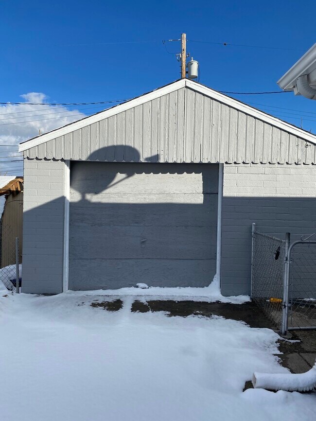 Building Photo - Completely Remodeled 4 Bed House