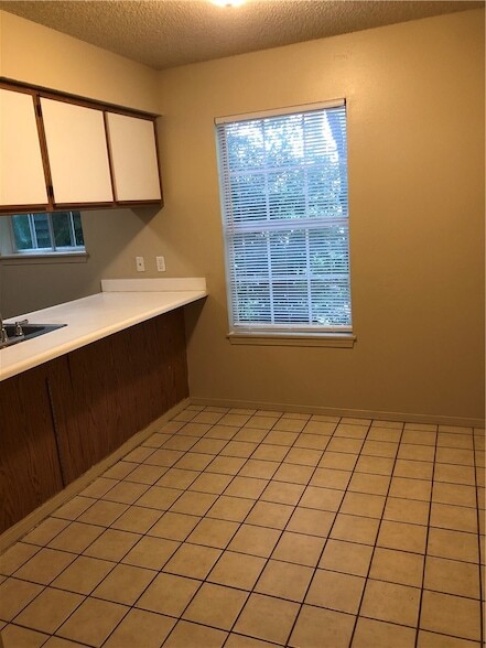 Building Photo - 609 W Adams St