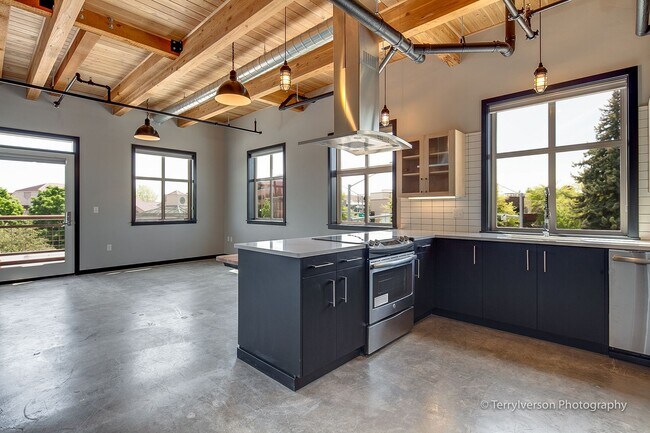 Foto del edificio - Storage and Parking Included - Downtown Li...
