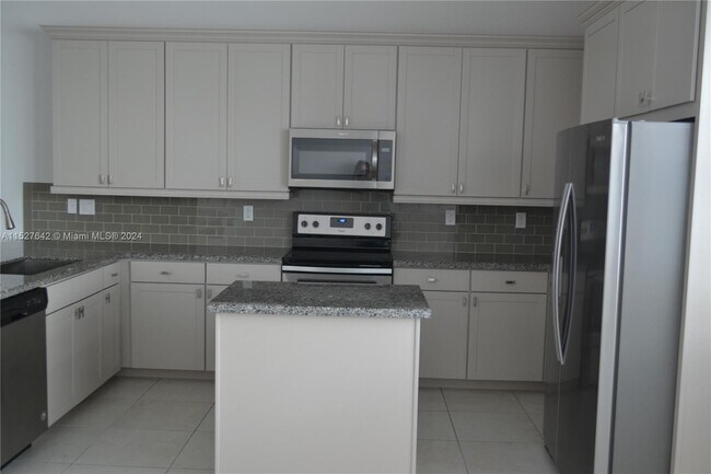 Building Photo - 11643 SW 13th Ct