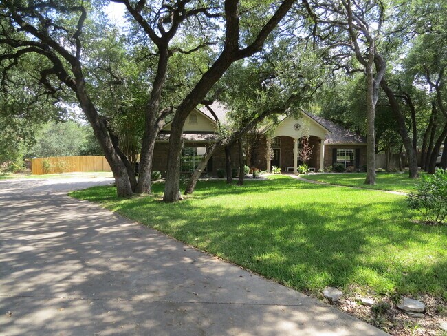 Foto del edificio - "Charming 4-Bed Oasis in Belton with Granite Touches & Cozy Fireplace!"