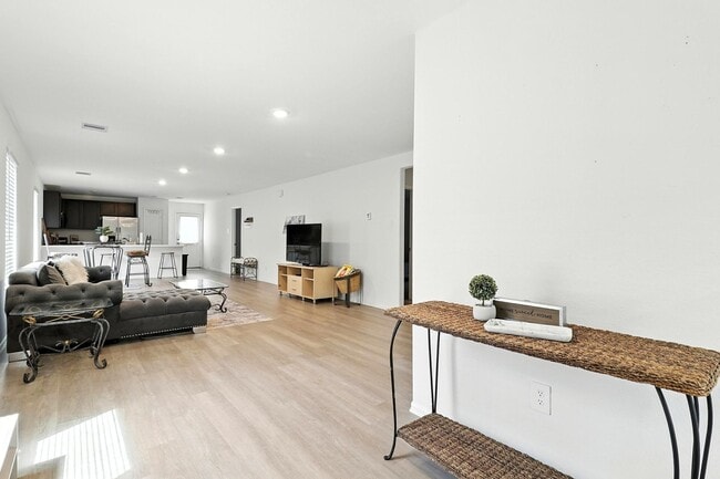 Foto del edificio - 379 Jewett Meadow Dr