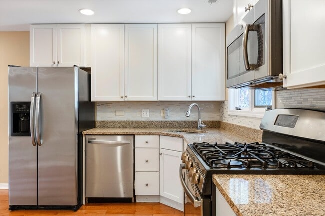 Building Photo - 1069 S Park Terrace