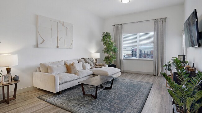 Amplia sala de estar diseñada para la flexibilidad y la comodidad. - Parkway Lofts