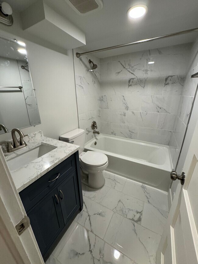 Baño - 2482 S Douglas St