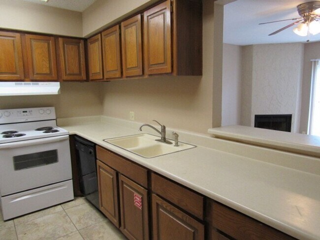 Foto del edificio - 2725 Santa Fe Unit B - 2/Bed 2.5/Bath - $1300/month