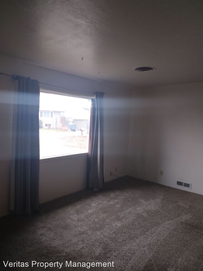 Building Photo - 2 br, 1 bath House - 2 bedroom with large ...