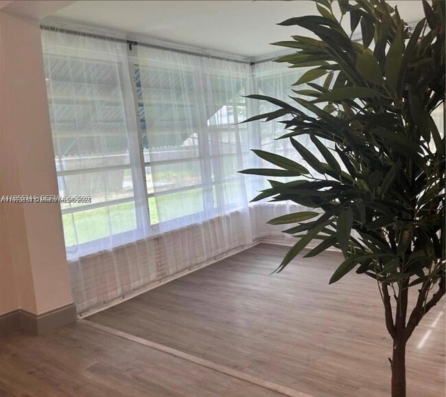 Foto del edificio - 2500 NE 181st St