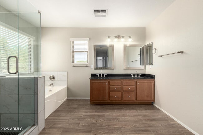 Building Photo - 4122 E Palm Beach Dr