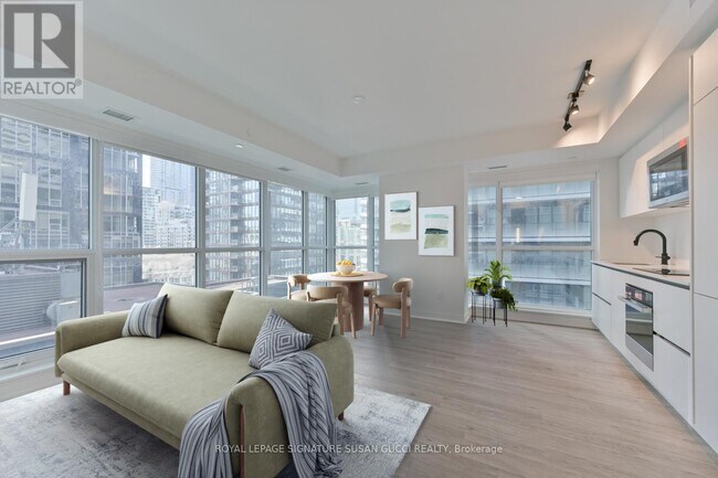 Photo du bâtiment - 327 King St W