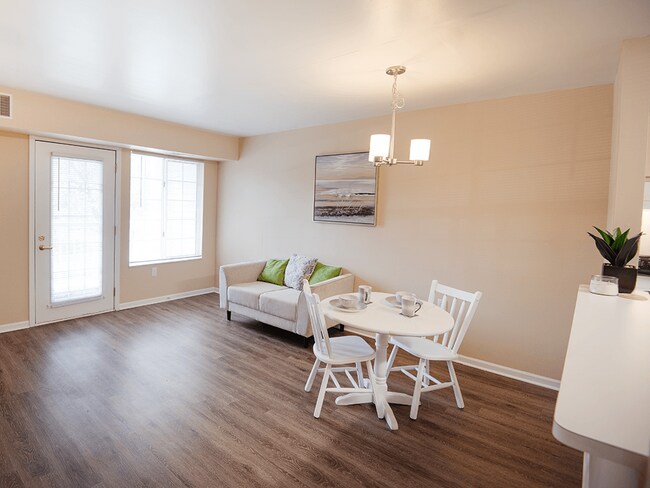 Amplio espacio para sala de estar y comedor. - Eagle Grove Apartments